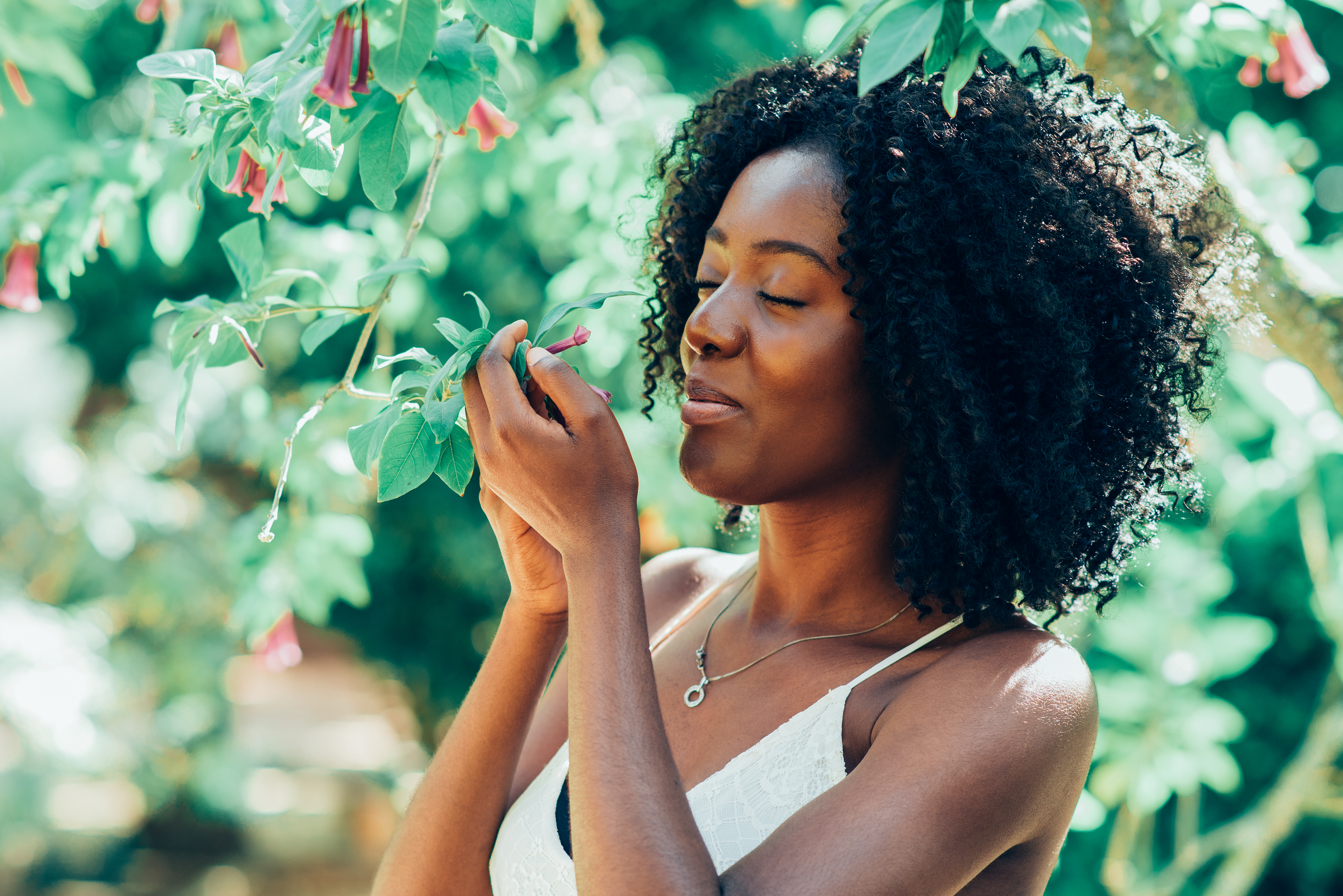 Black content. Black woman nature. Woman smelling Flowers. VSQ все фото.